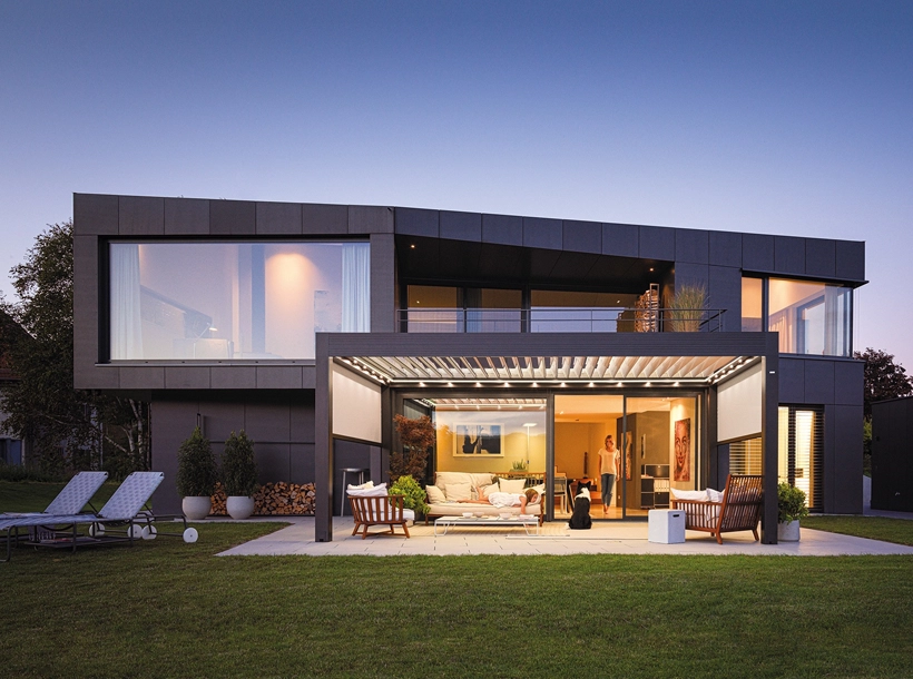 Groot huis met terrasoverkapping in de tuin