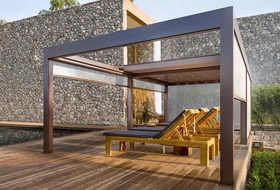 Terrasoverkapping aan het zwembad