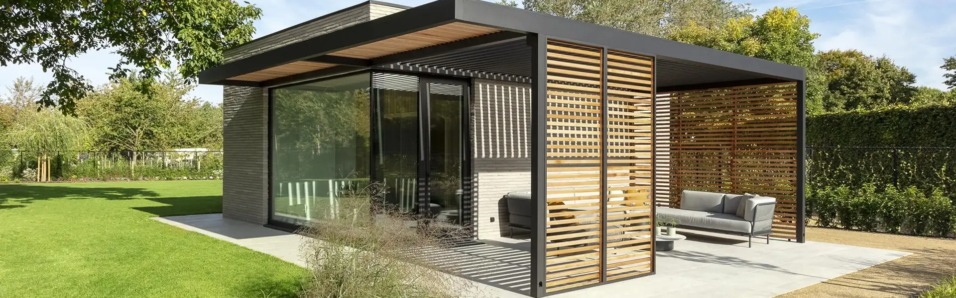 Tuinkamer van hout en aluminium