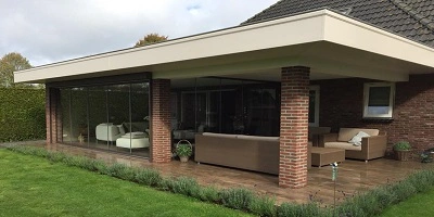 Elegant ontworpen woonruimte met een breed scherm Elegant ontworpen woonruimte met een breed scherm