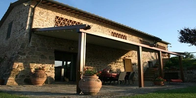 Houten terrasoverkapping met PVC-doek in een natuurlijke omgeving Houten terrasoverkapping met PVC-doek in een natuurlijke omgeving