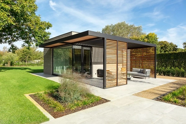 Moderne houten overkapping met glazen wanden en een open zithoek Moderne houten overkapping met glazen wanden en een open zithoek