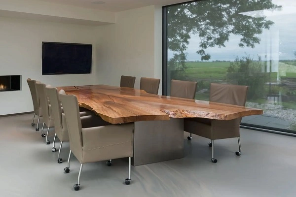 Ruime eetzaal met minimalistisch meubilair tegenover een groot scherm voor een raam Ruime eetzaal met minimalistisch meubilair tegenover een groot scherm voor een raam