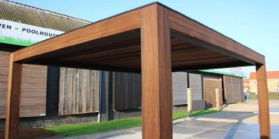 Vrijstaande houten overkapping met open zijkanten Vrijstaande houten overkapping met open zijkanten