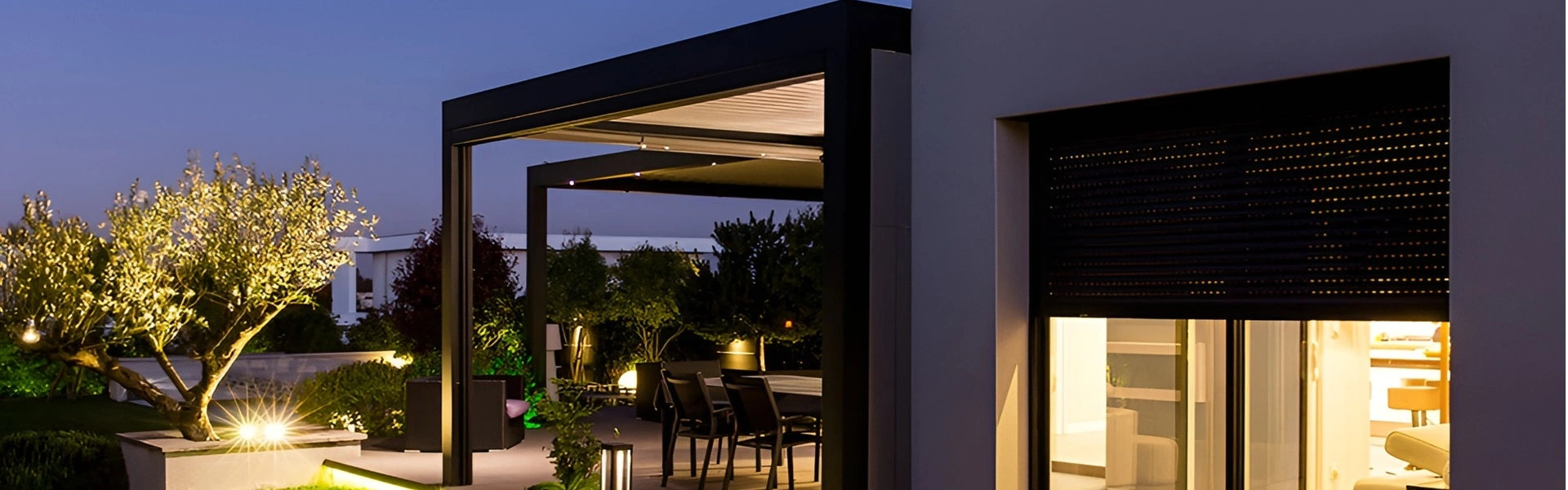 Lamellen overkapping met rolluiken voor een raam wat bediend wordt met een Somfy sensor