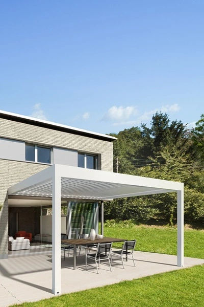 Lamellen terrasoverkapping Joy aan woning in groene omgeving Lamellen terrasoverkapping Joy aan woning in groene omgeving