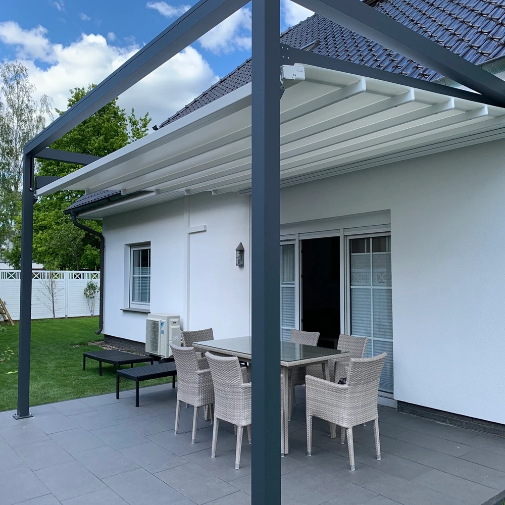 Pergola Sunrain Q aan een woning met eethoek buiten