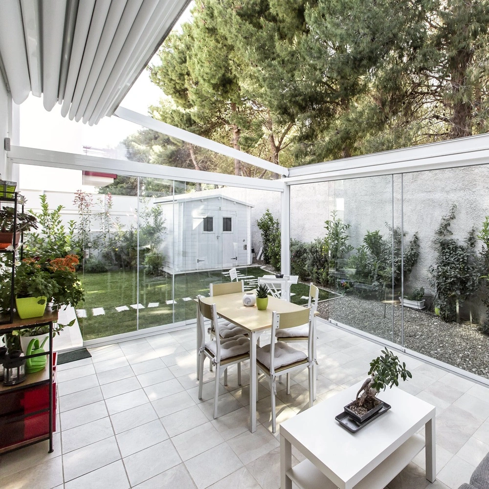 Schuine overkapping Quadra met glazen wanden in achtertuin