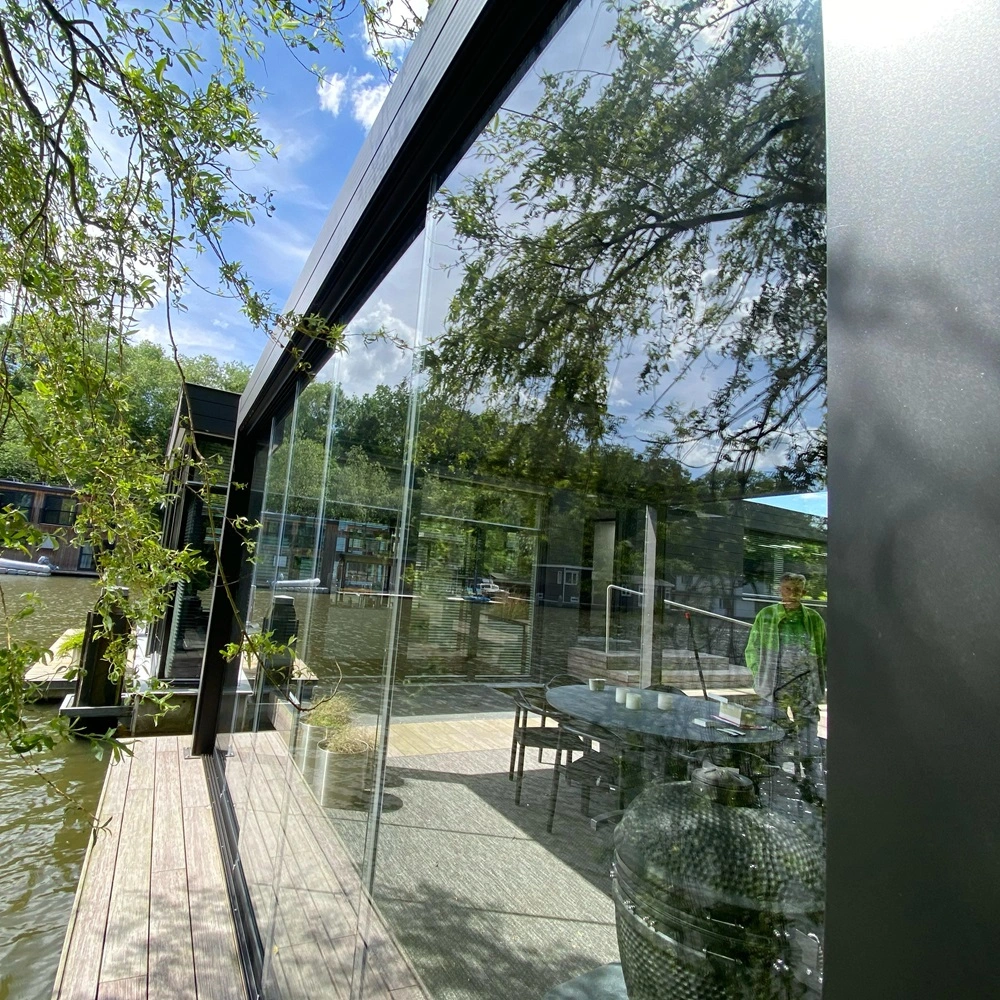 Terras met lamellen overkapping Varia en boomreflecties