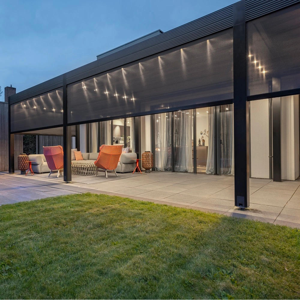 Avondzicht op terras met Click zip screen zonwering en tuinverlichting