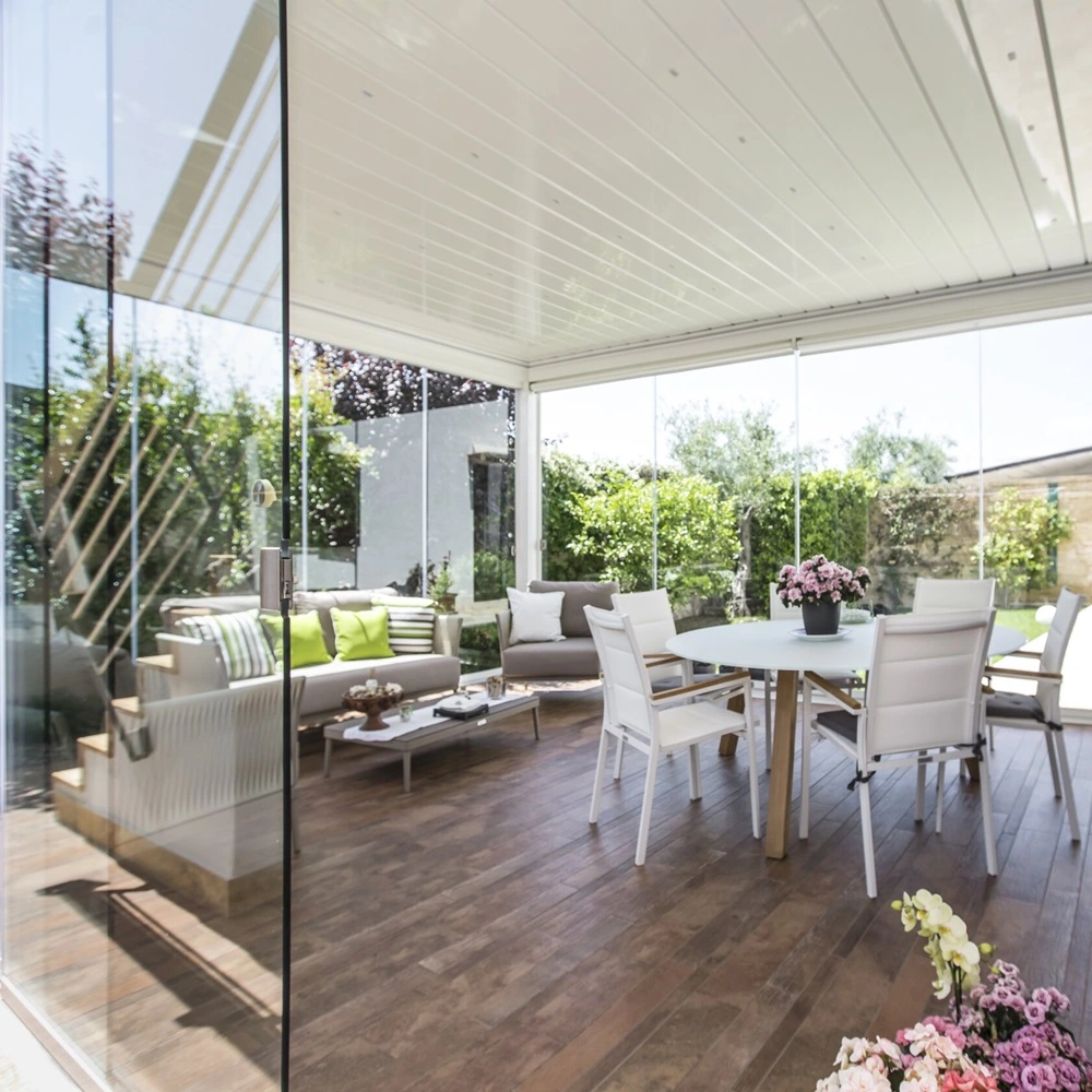 Binnenruimte met lamellen overkapping Twist en glazen wanden