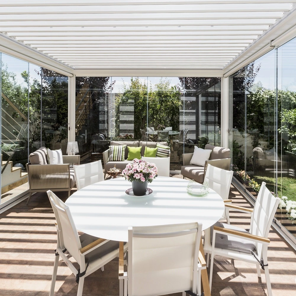 Lamellen overkapping Twist met glazen wanden en tuinzicht