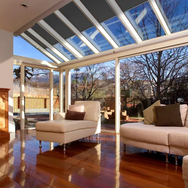 Serrezonwering VZ 080-ZIP bij serre met glazen dak en lichtinval op houten vloer