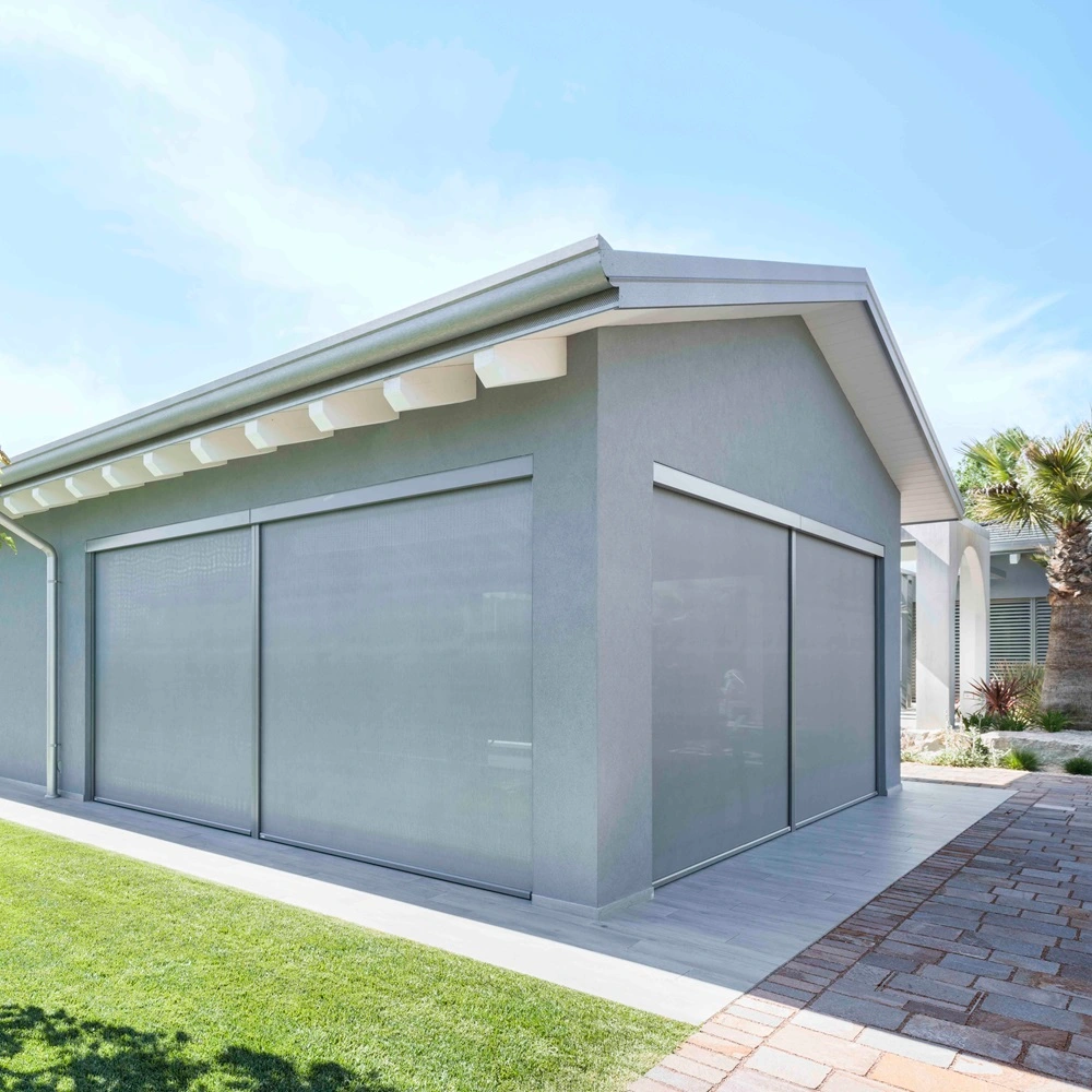 Solar click zip screen aan de achterkant van een woning met groene omgeving