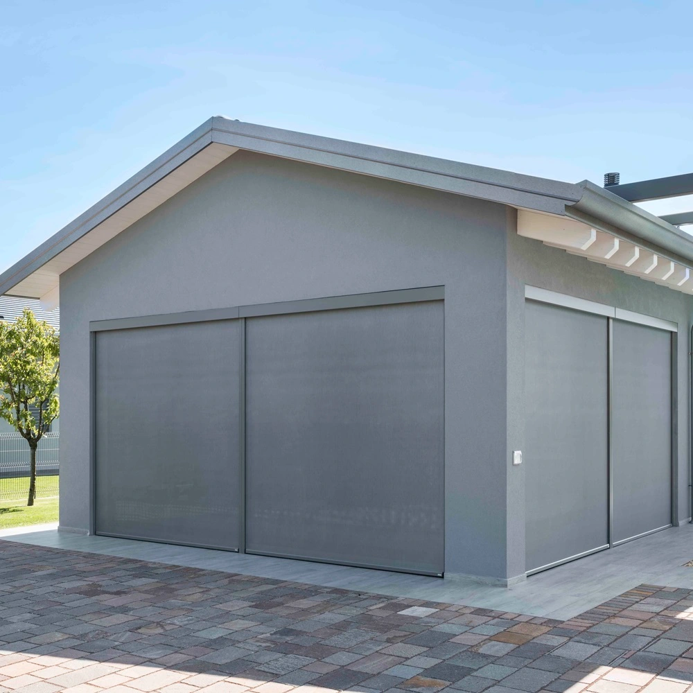 Solar click zip screen op een grijze woning