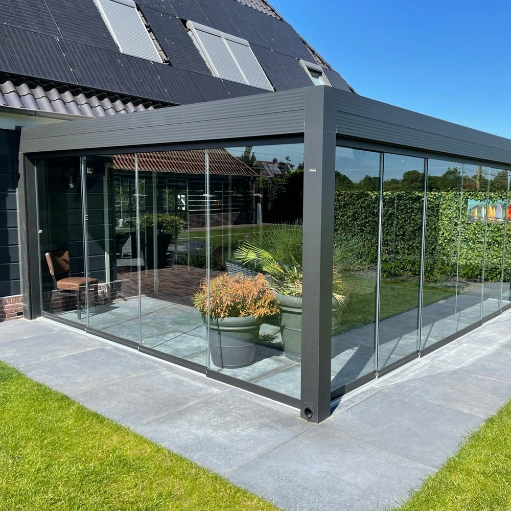 Azimut tuinkamer in een moderne tuin met glazen schuifpanelen