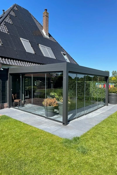 Azimut uitvouwbare tuinkamer met glazen schuifwanden bij huis met zonnepanelen Azimut uitvouwbare tuinkamer met glazen schuifwanden bij huis met zonnepanelen