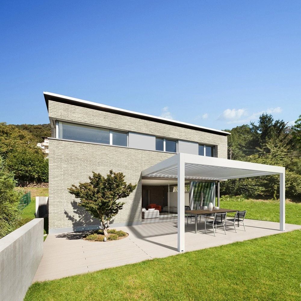 Lamellen overkapping Joy aan een woning in groene tuin