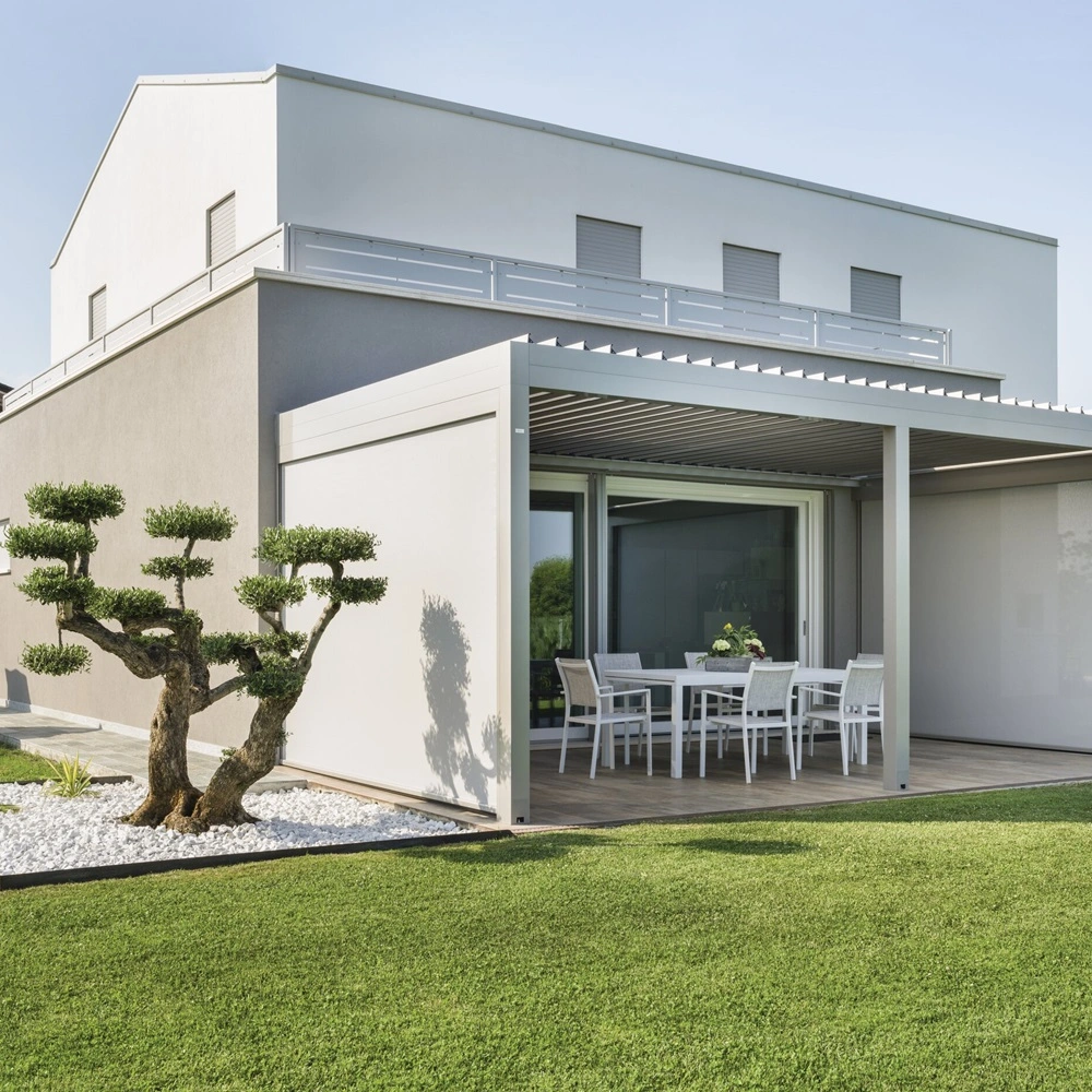 Lamellen overkapping Joy aan woning met sierboom