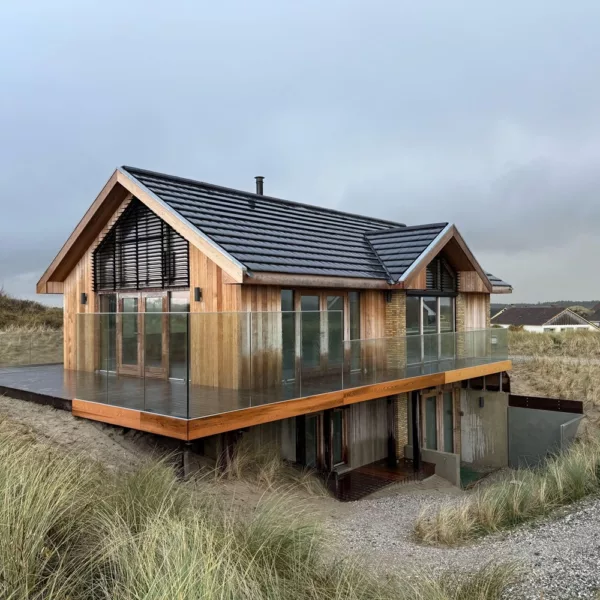 Houten woning met Louvre zonwering