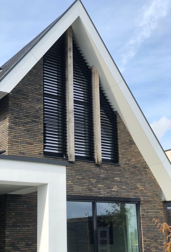 Close-up louvre lamellen op gevel van woning in Meerstad
