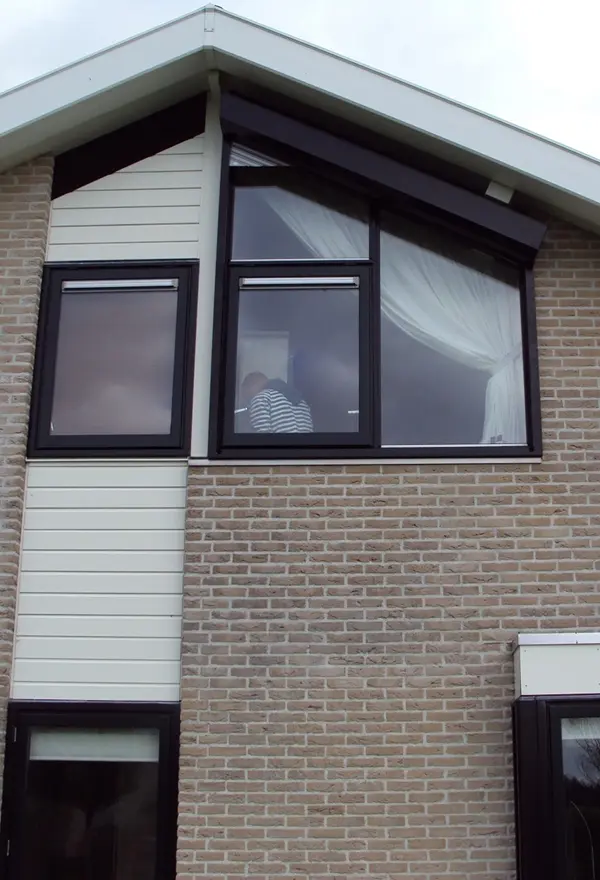 Woning met schuine rolluiken en grote ramen in Friesland