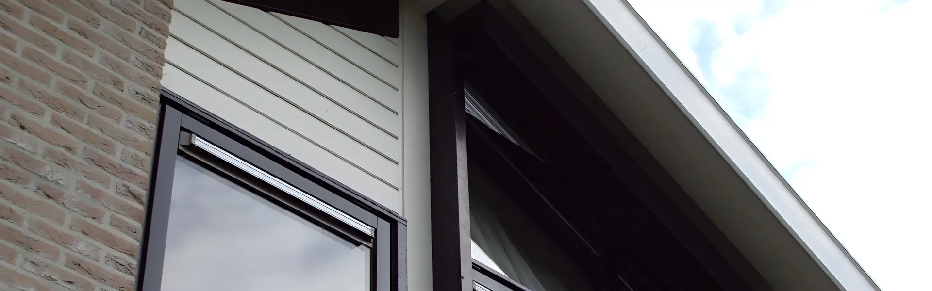 t Schuine rolluiken op bovenraam van woning in Friesland