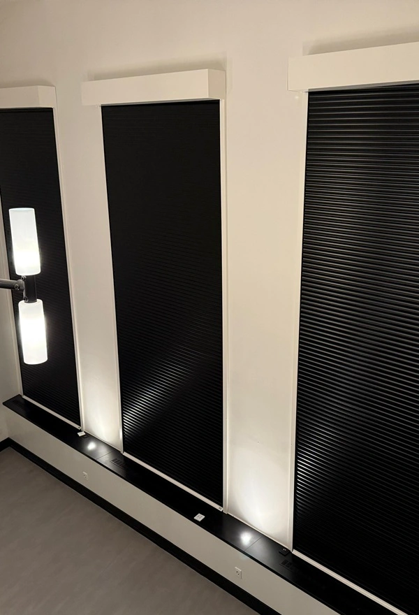 Binnen rolluiken in zwart, zonwering en privacy door Veldman Zonwering Binnen rolluiken in zwart, zonwering en privacy door Veldman Zonwering