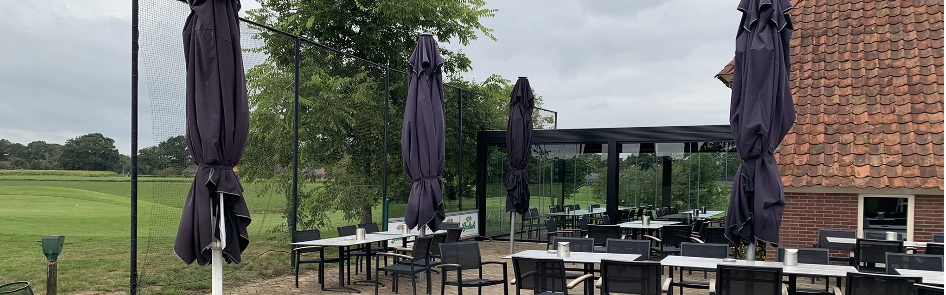 Buitenruimte met terras en overkapping bij Pitch Putt Golf Koudum