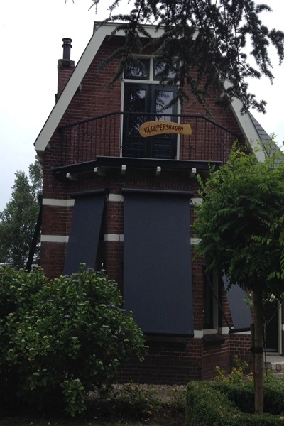 Donkergrijze uitvalschermen US701 op gevel van historisch pand Donkergrijze uitvalschermen US701 op gevel van historisch pand