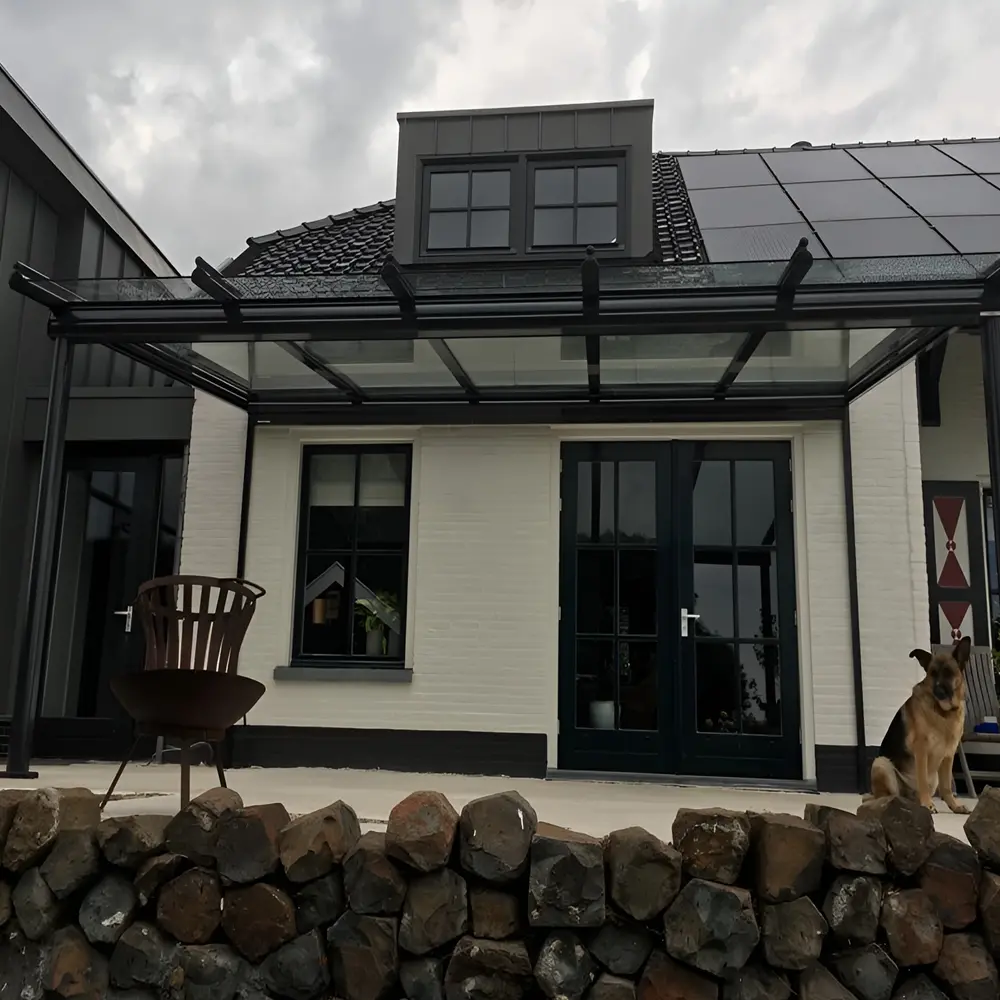Glazen terrasoverkapping met hond bij woning in Utrecht Glazen terrasoverkapping met hond bij woning in Utrecht