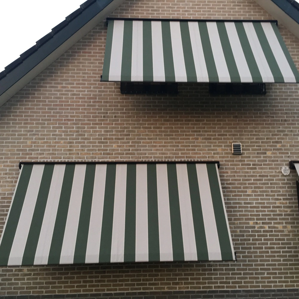 Groen-wit gestreept uitvalscherm US701 op bakstenen gevel