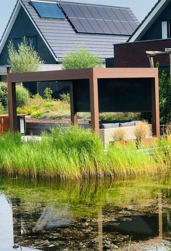 Lamellen overkapping aan het water in Boornbergum geplaatst door Veldman Zonwering