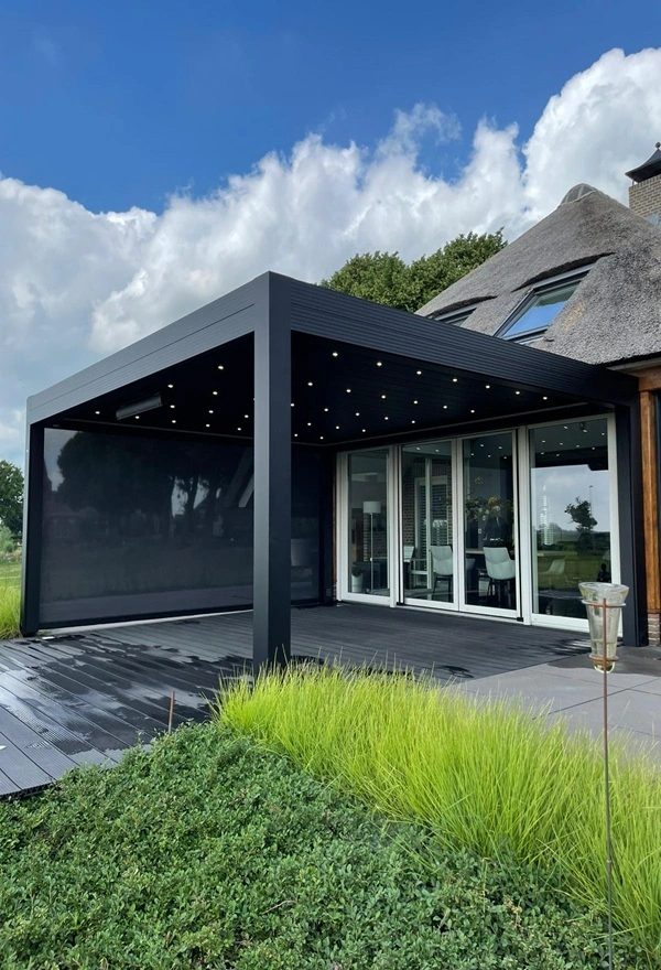 Lamellen overkapping met verlichting in Wilsum door Veldman Zonwering