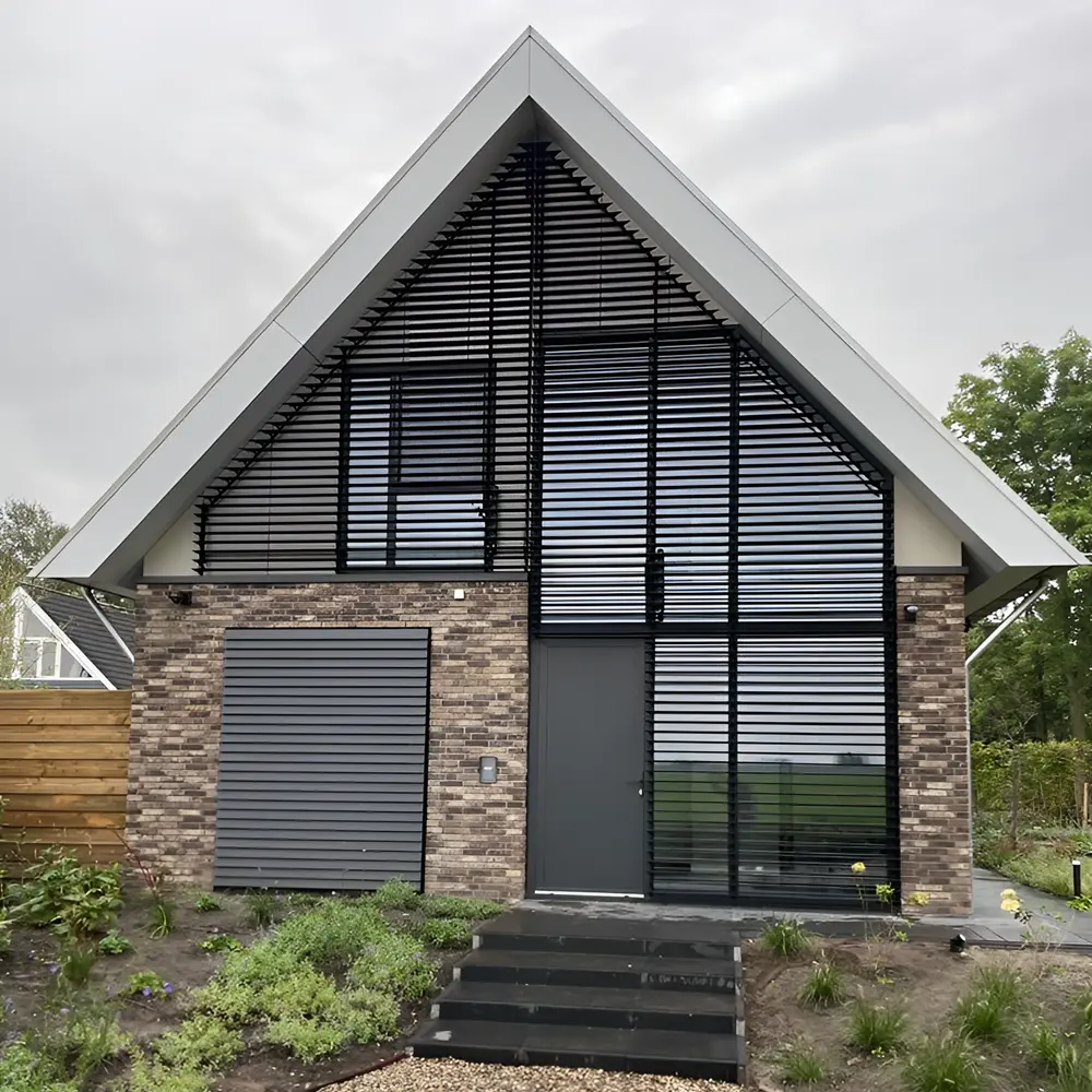 Louvre zonwering geplaatst bij een vakantiehuis in Friesland Louvre zonwering geplaatst bij een vakantiehuis in Friesland