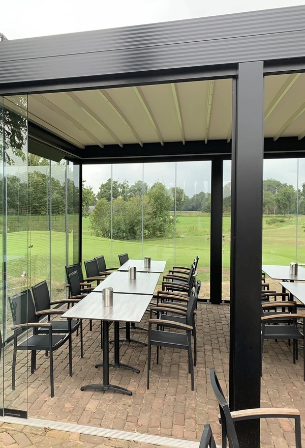 Overkapping met glazen wanden bij Pitch & Putt Golf Koudum