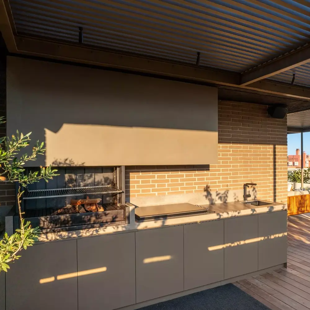 Overzicht van Novara buitenkeuken op een terras met houten vloer