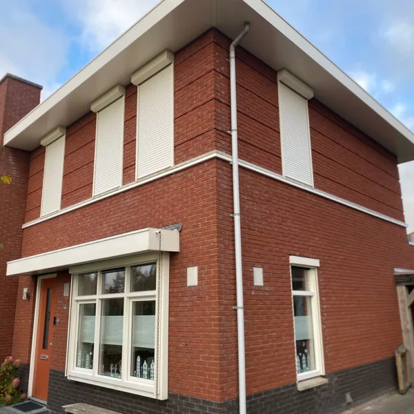 Rolluiken bij woning met rode bakstenen