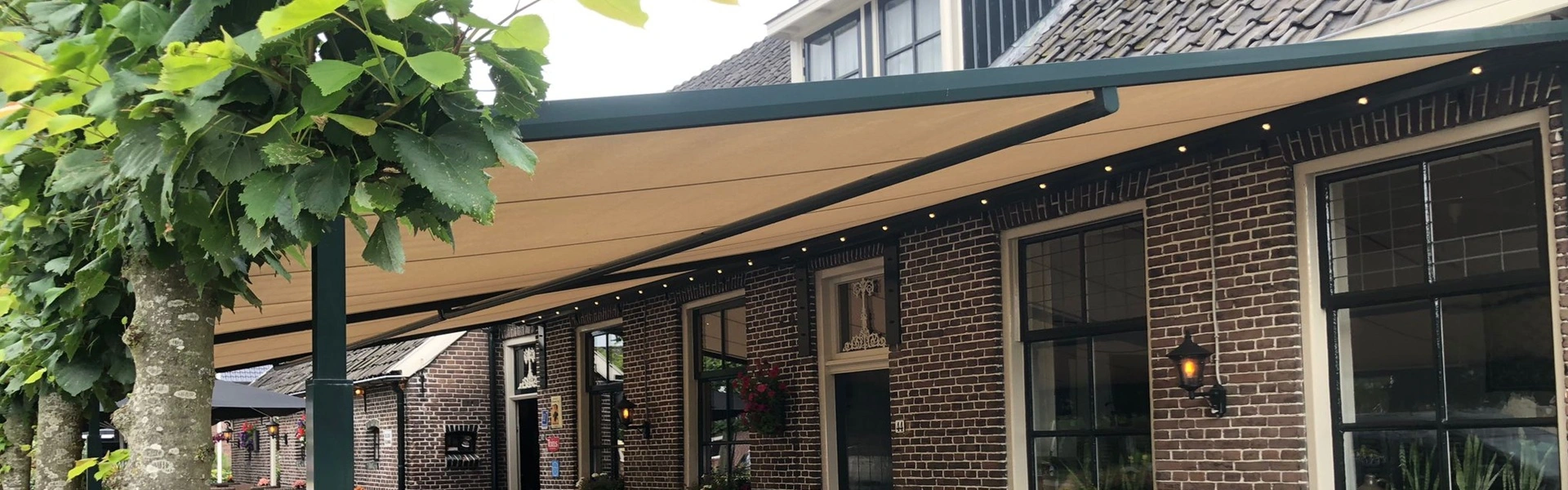 Terras met textiel overkapping bij restaurant De Ar in Westerbork geplaatst door Veldman Zonwering