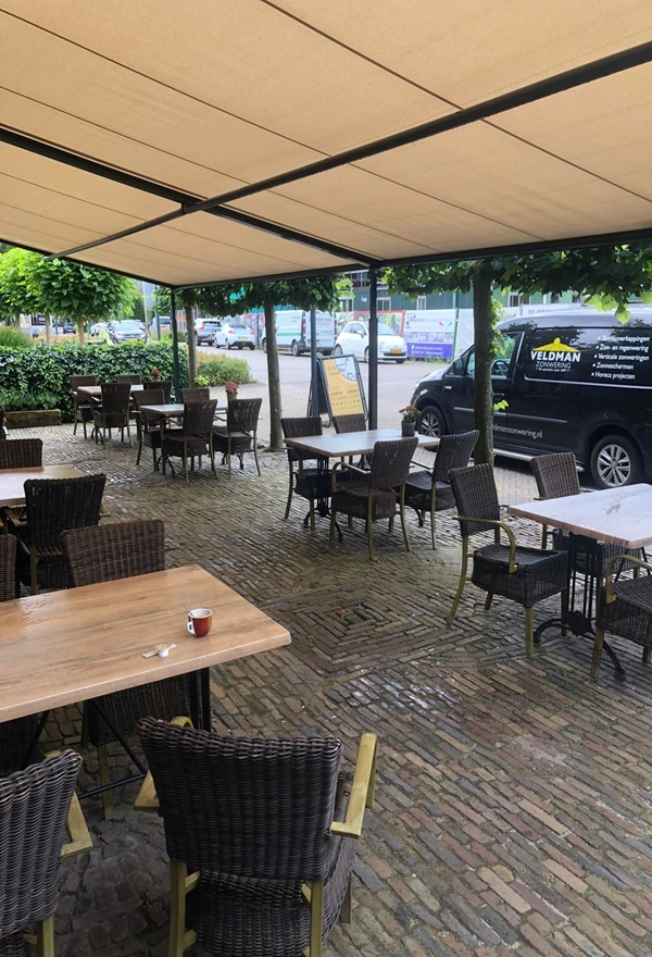 Textiel overkapping met schuifdak geplaatst bij restaurant De Ar in Westerbork door Veldman Zonwering