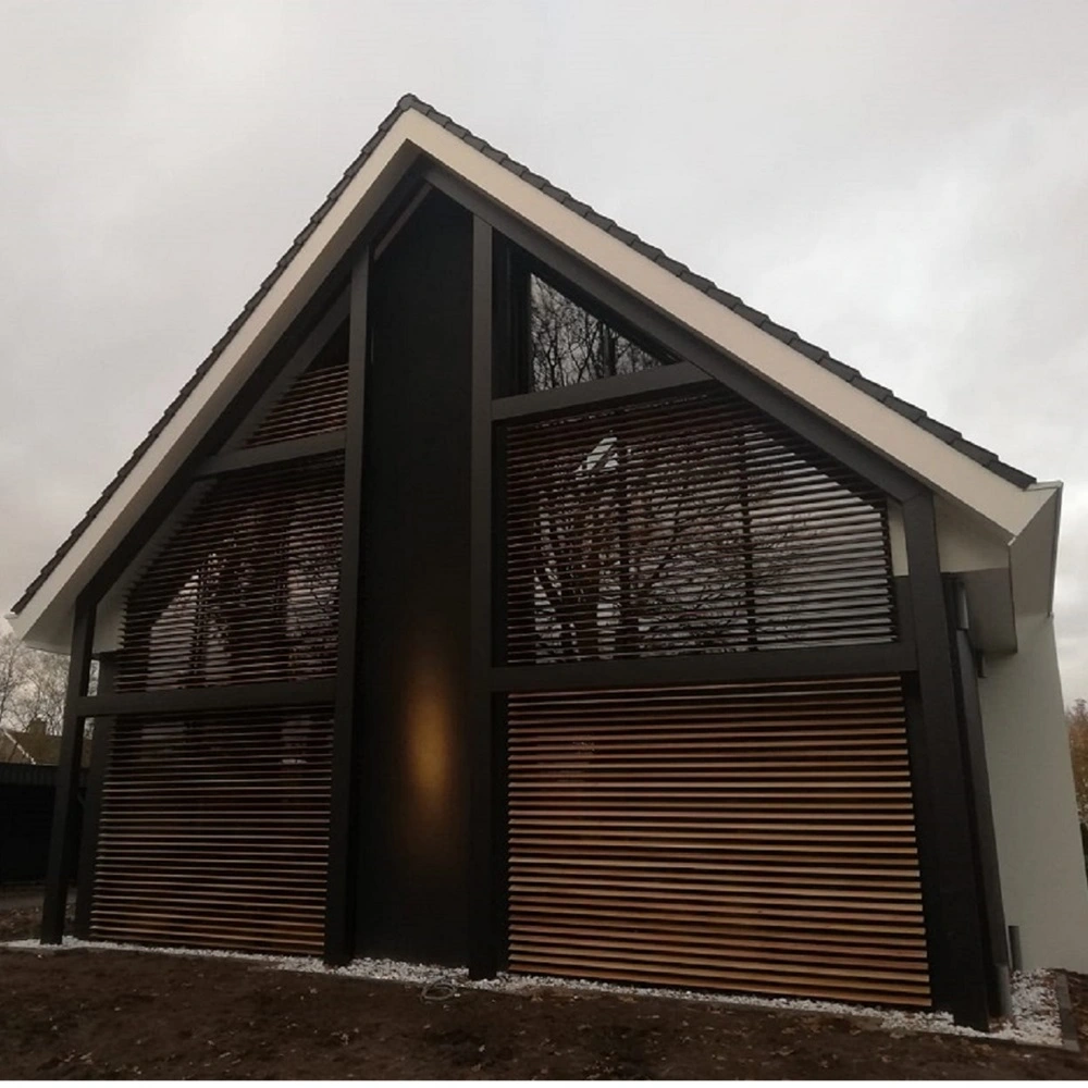 Woning met houten lamellen in een driehoekig raam onder een hoog schuin dak Zuid-Holland Woning met houten lamellen in een driehoekig raam onder een hoog schuin dak Zuid-Holland