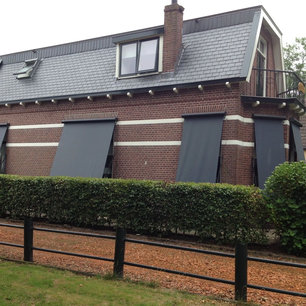 Zwarte uitvalschermen US701 aan een woning met rode bakstenen gevel