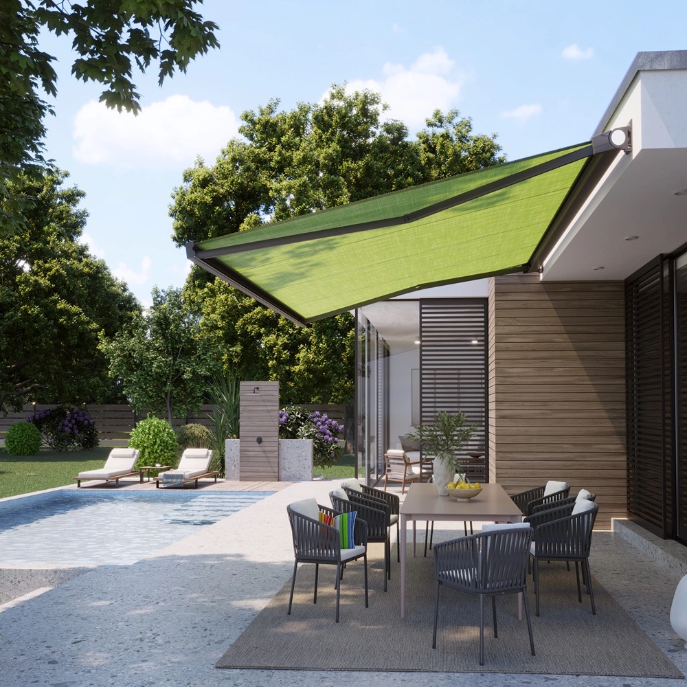 Knikarmscherm CENTO met groen doek, uitgeschoven boven terras met tuintafel en uitzicht op zwembad