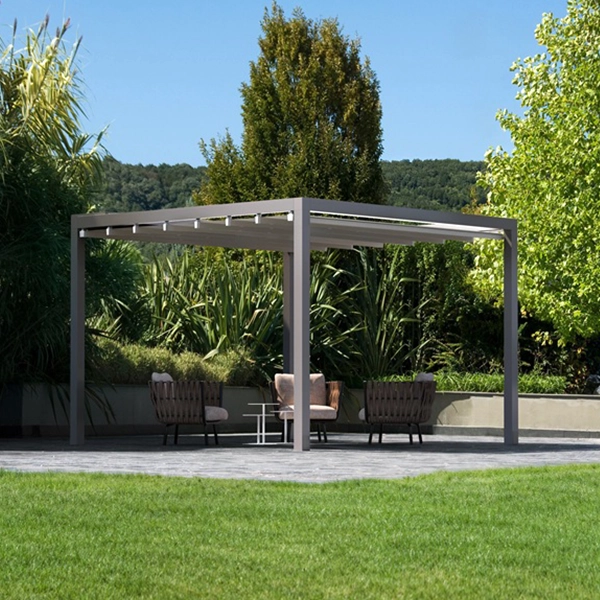 Terrasoverkapping met doek Lani in een tuin