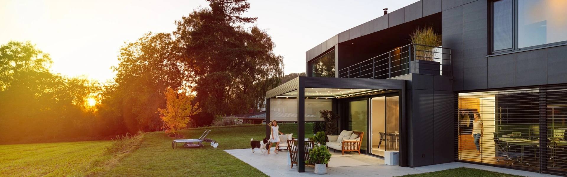 Tuinkamer Gibus Varia met ledverlichting bij zonsondergang in de tuin