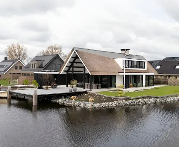 Vrijstaande villa aan het water in Broek Zuid