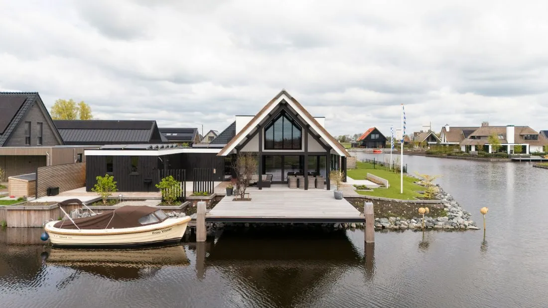 Watervilla met terras en steiger