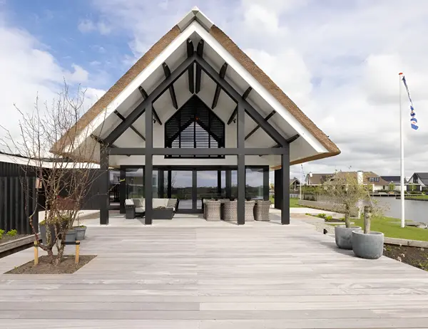 voorzijde woning, zicht op terras en lamellen