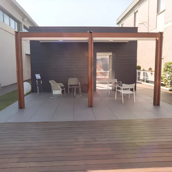 Houten overkapping met schuifdak en tuinmeubelen op een terras