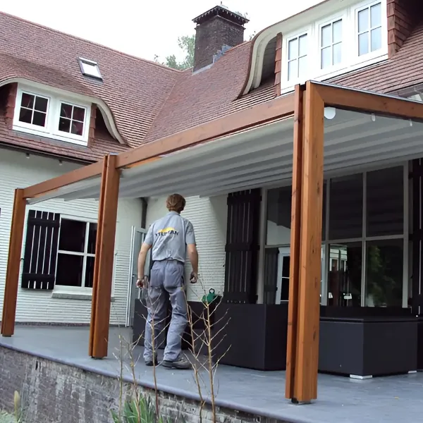 Installatie van een houten overkapping Woodplus met vouwdak door monteur Houten overkapping met vouwdak met en monteur erin